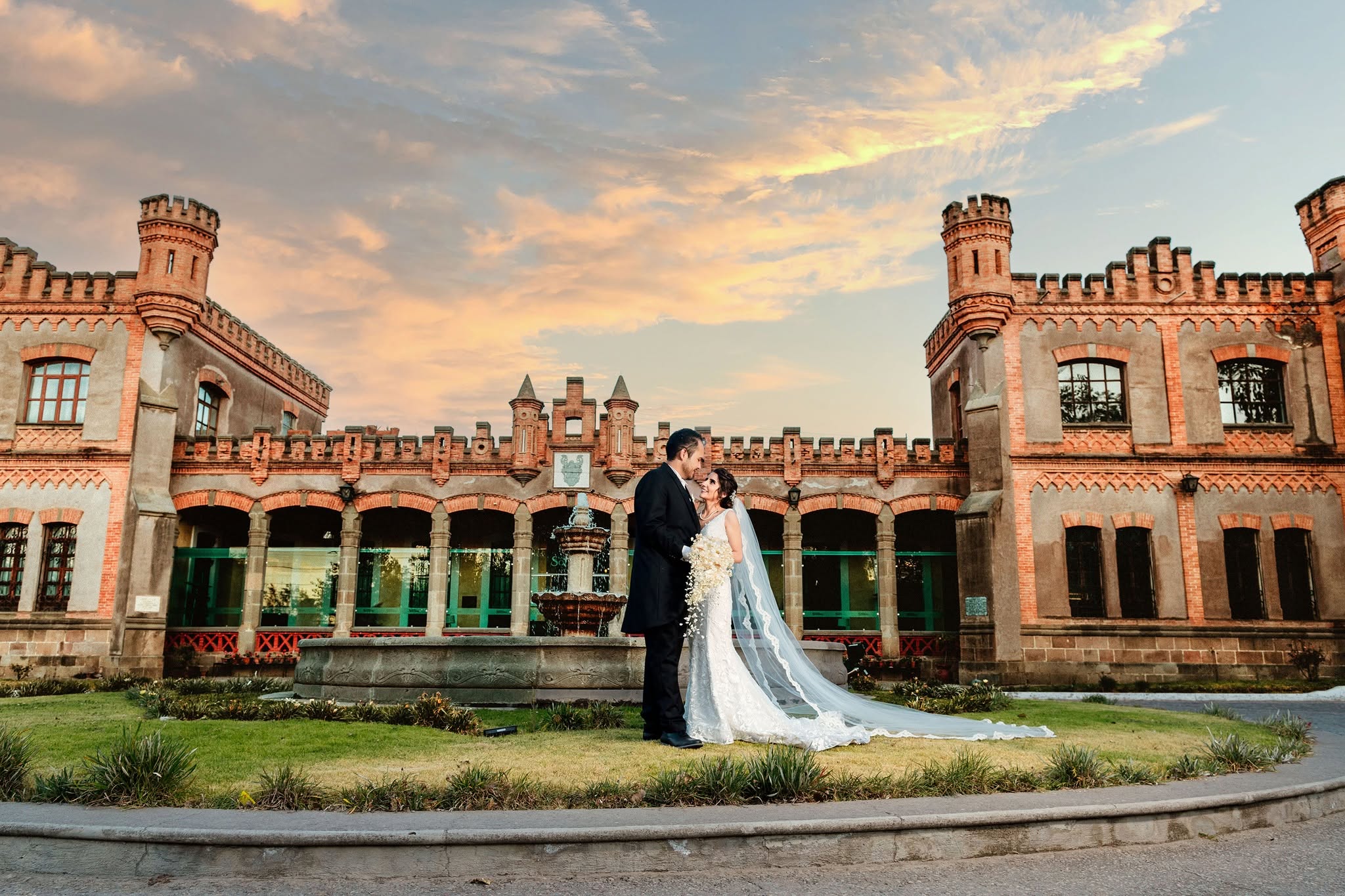 Novios frente a arquitectura histórica