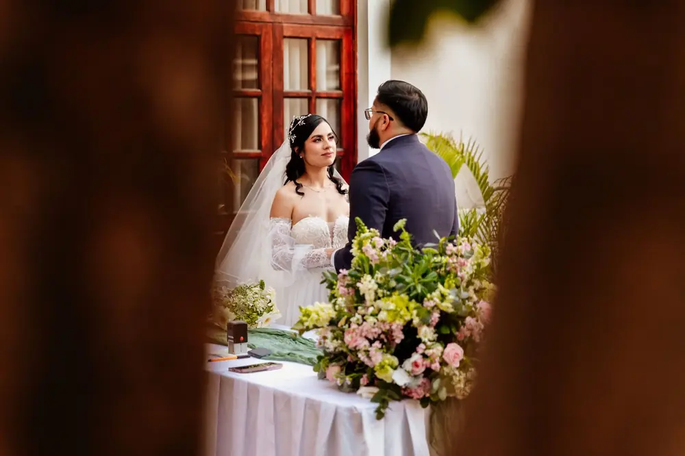 Pareja durante la ceremonia de su boda