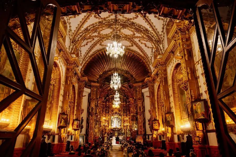 Arquitectura interior de una iglesia durante una boda