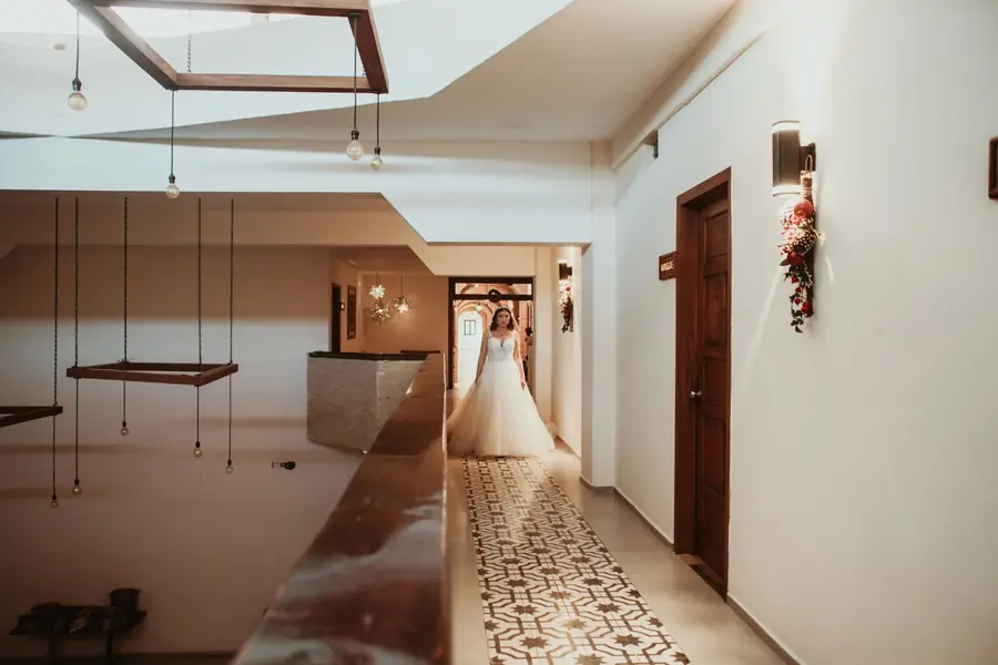 Novia caminando por un corredor de arquitectura contemporánea