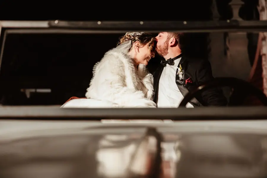 Momento íntimo de los novios dentro de un automóvil